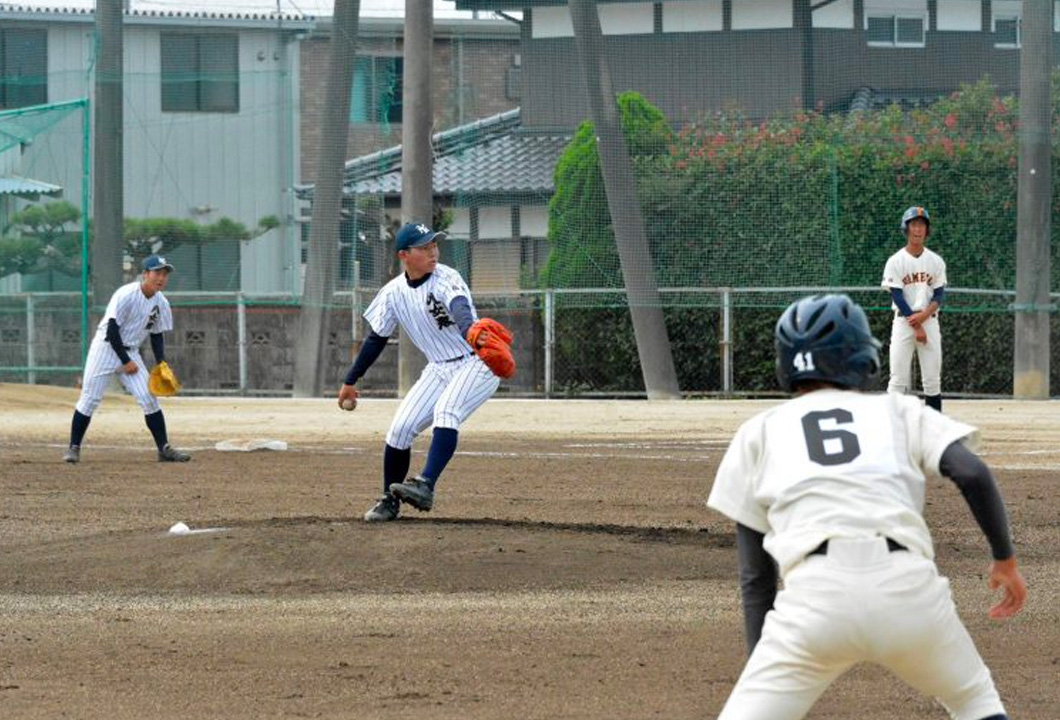 新グラウンドで交流試合をする野球部員