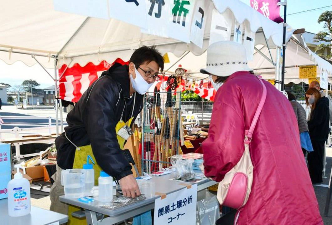 無料で行われた土壌分析コーナー