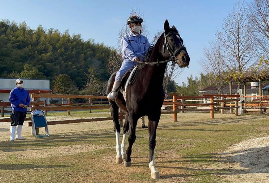 リッカタキシードに乗馬する船津さん