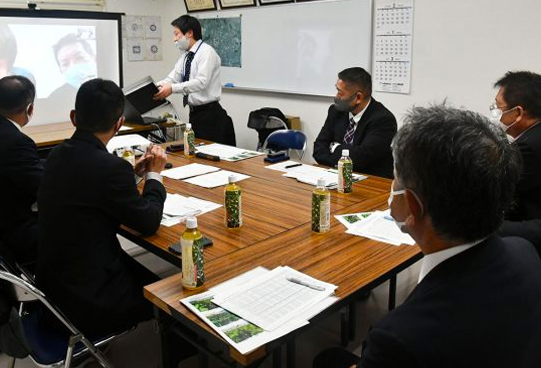 今後の販売対策について意見を交換する部会役員、JA職員と市場関係者ら