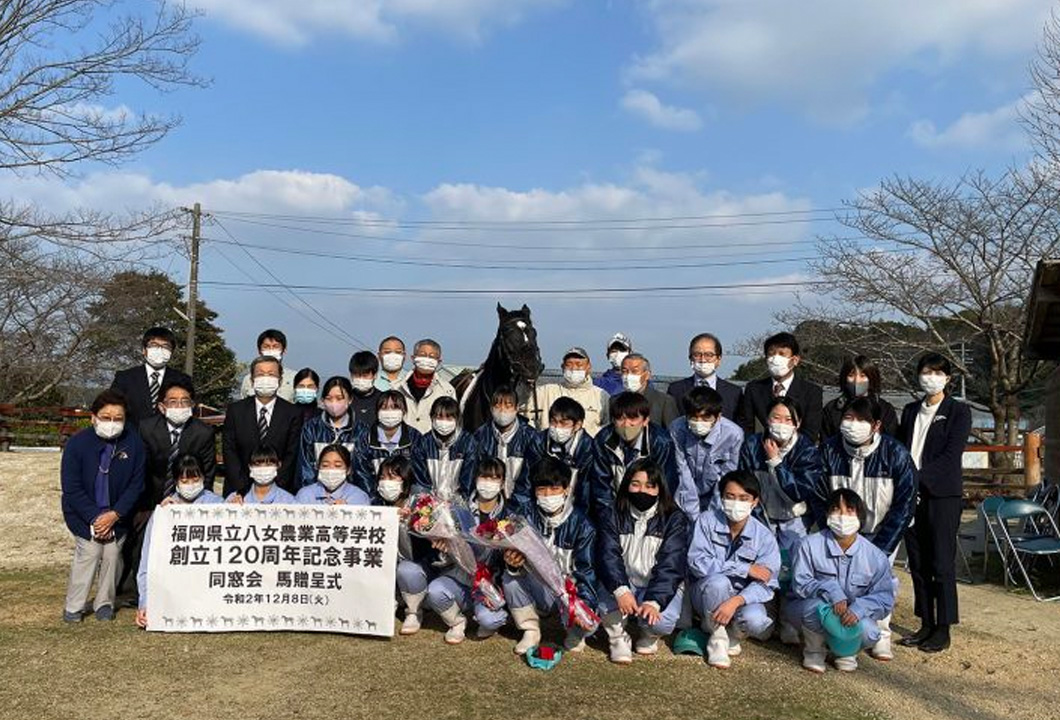 リッカタキシードと同窓会役員、教員、生物利用科(動物科学)の3年生ら