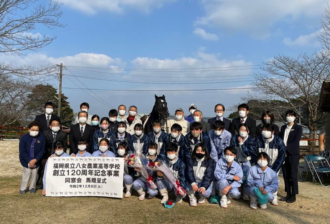 リッカタキシードと同窓会役員、教員、生物利用科（動物科学）の3年生ら