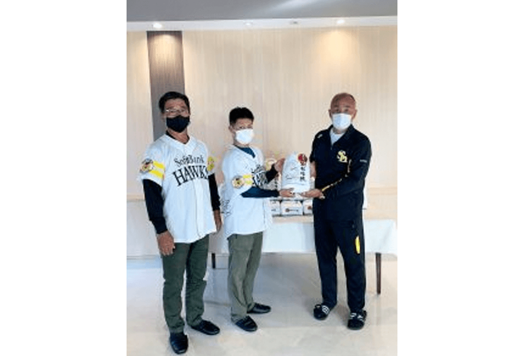 農事組合法人「いまでら」(中村さん㊧、岩村さん㊥)から金岡寮長㊨へ新米「夢つくし」贈呈