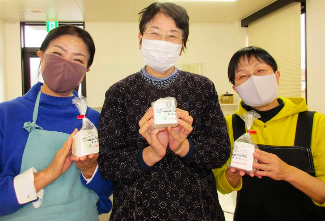 廃油を原料に使ったせっけんをPRする梅本部長(写真㊥)ら部会役員