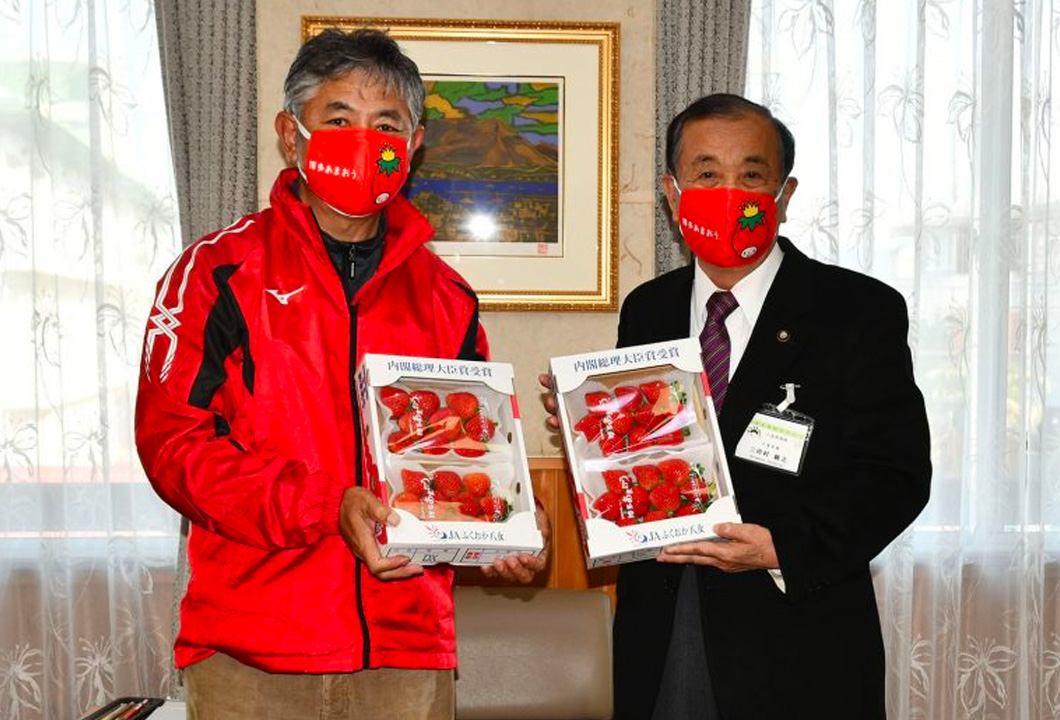 三田村市長（写真㊨）にイチゴ「博多あまおう」を手渡す濵武部長