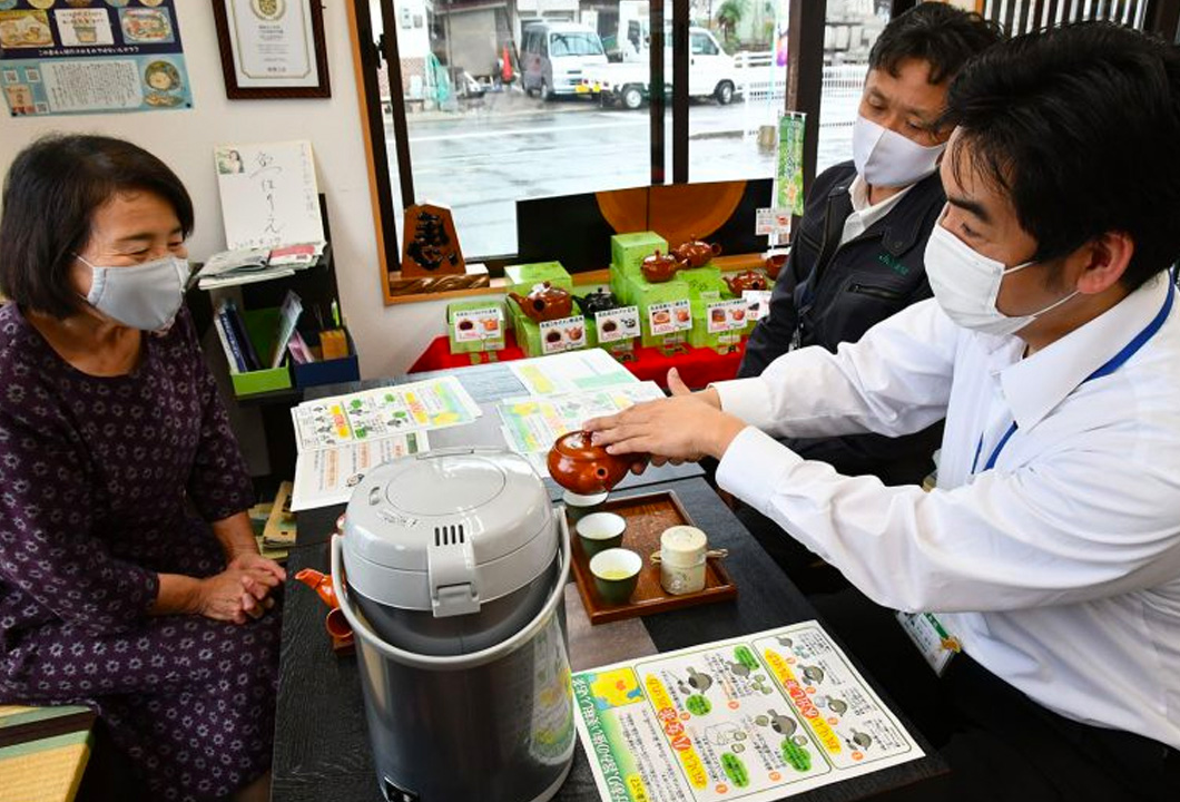 実演を交えながら参加者においしいお茶の淹れ方を指導するJA職員(写真㊨)