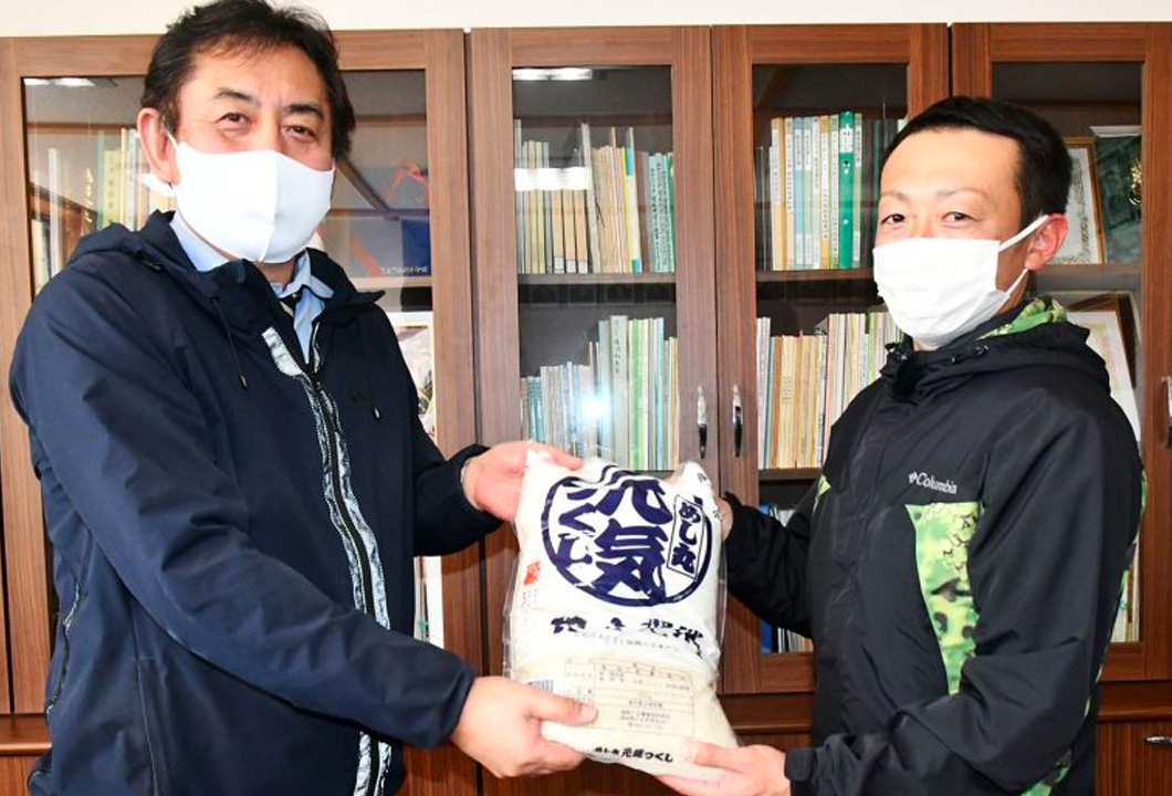 後藤校長(写真㊧)に地元産米「元気つくし」を贈呈する馬場部長