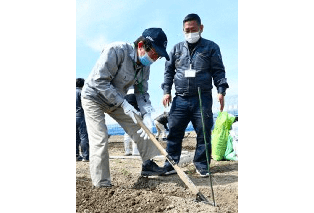 JA営農指導員が見守る中、畝づくりに挑戦する塾生ら