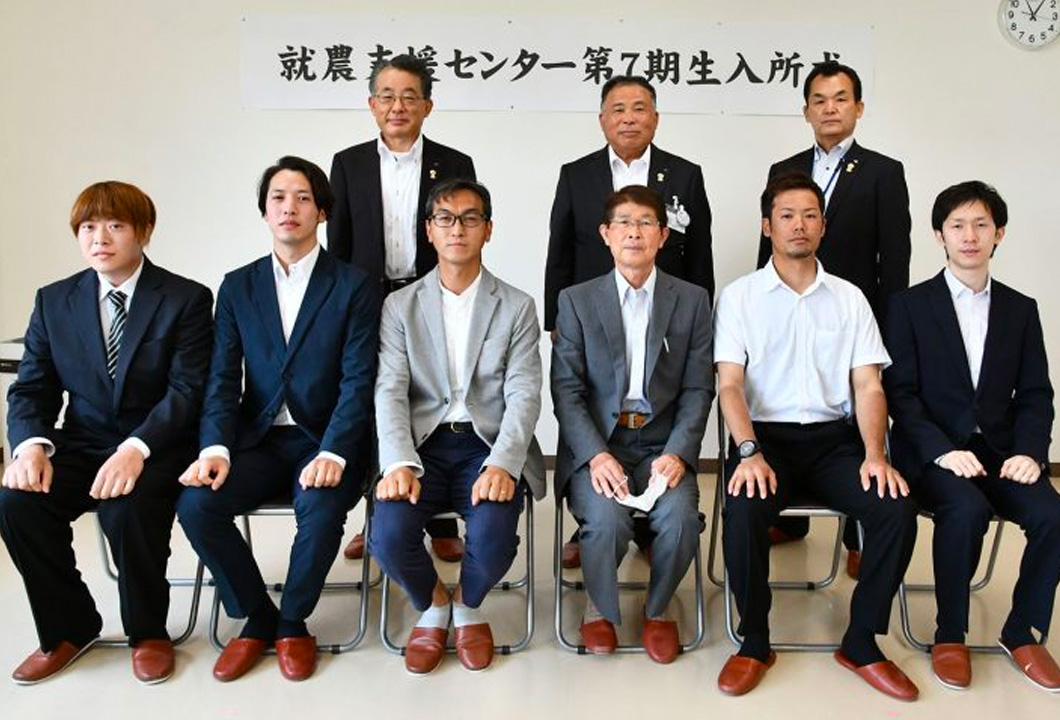 新規就農を目指し入所した第7期生と指導員の茅島さん(写真前列右から3番目)とJA役職員(写真後列右から北島良男営農販売常務、鵜木組合長、小林幸一専務)
