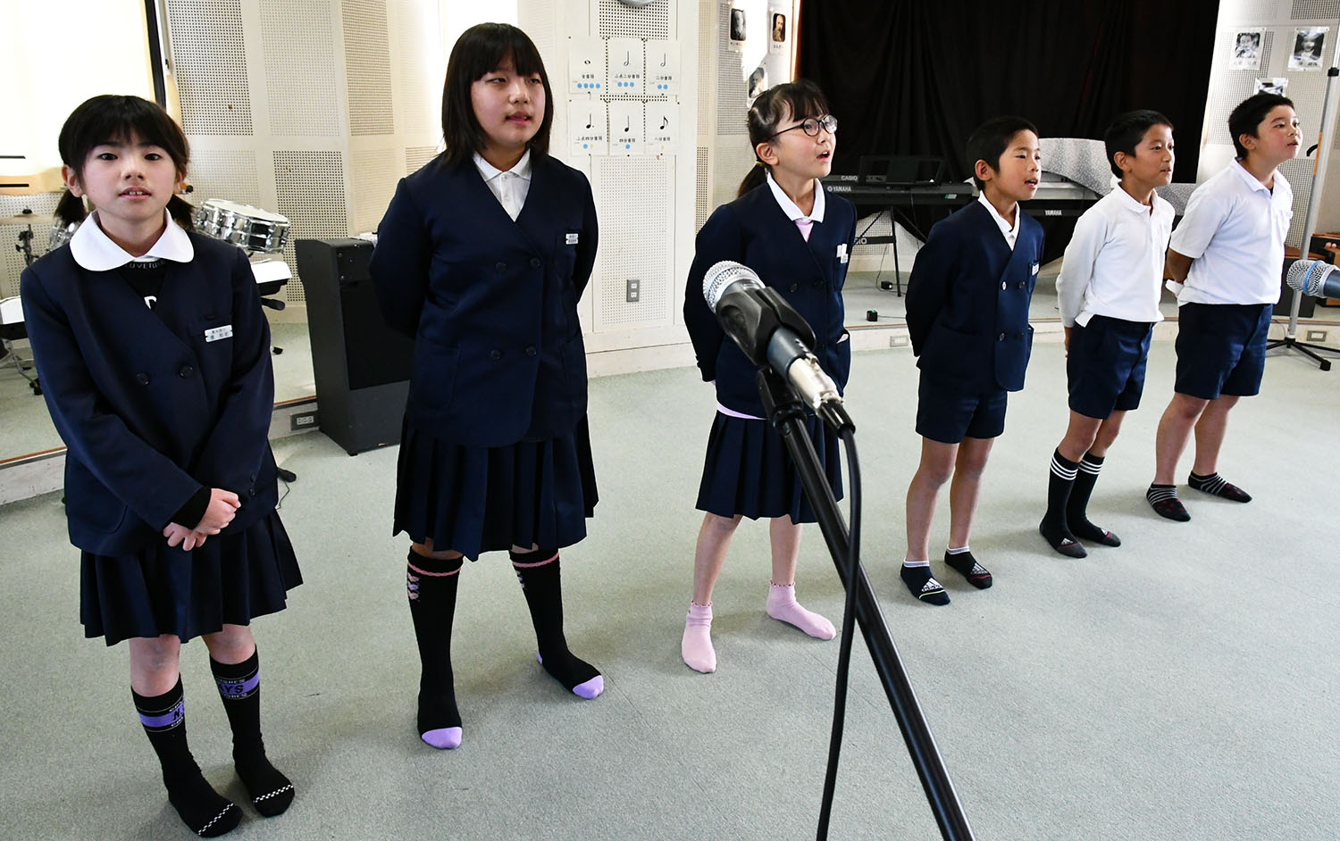 自ら作詞したブドウの歌のレコーディングに臨む西小学校児童ら