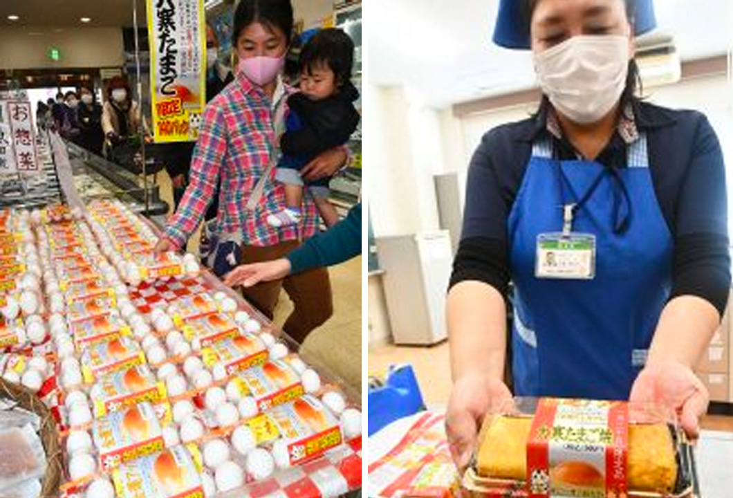 縁起物の「大寒たまご」を購入する来店者(左)、販売する店員(右)