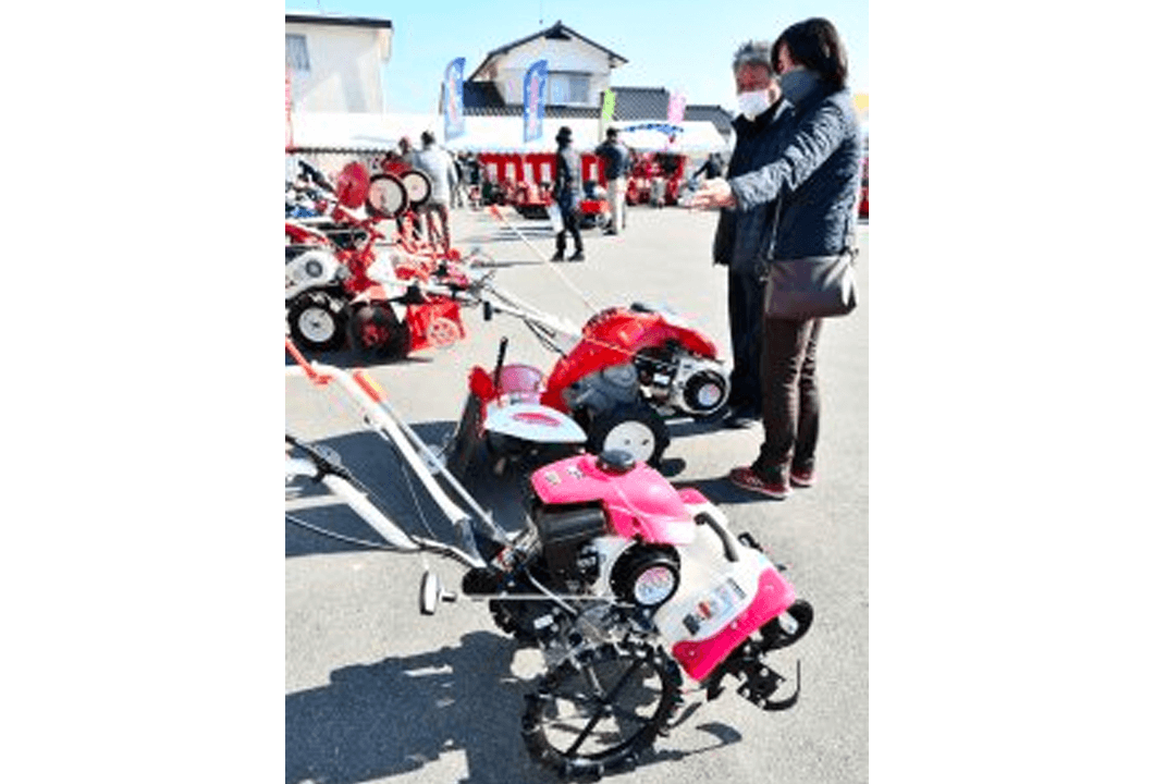 草刈り機などの農機具が展示されたフェア