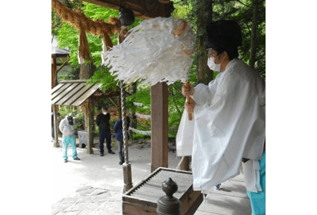 良質な新茶の豊作を祈願する氷室会長ら