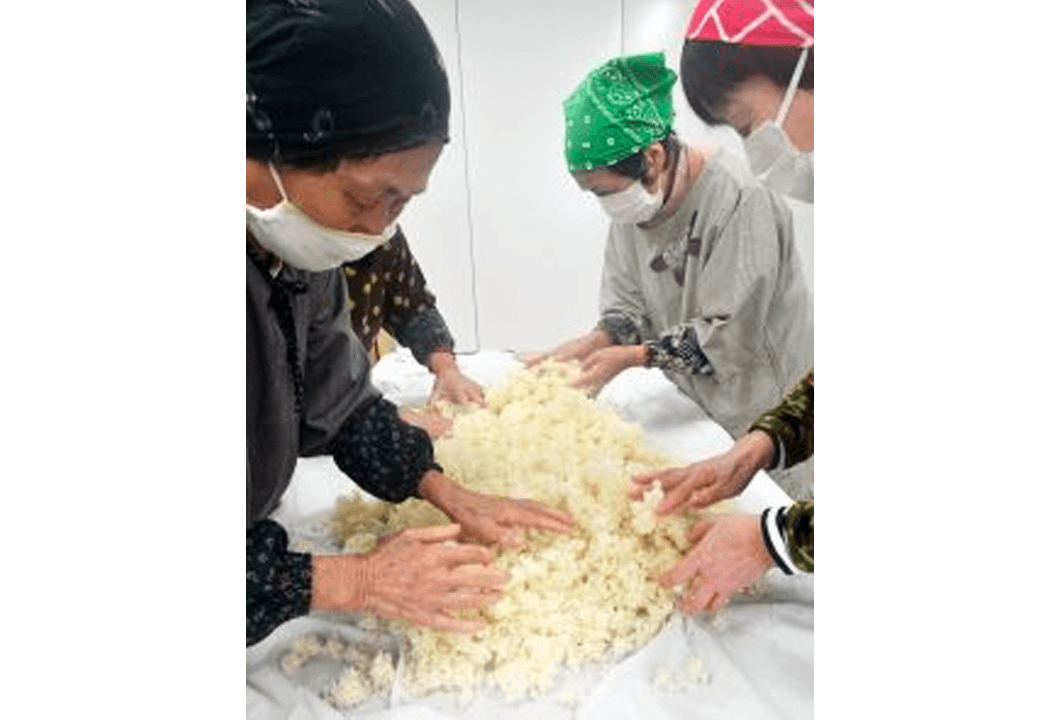 米にこうじ菌を付ける伝統的な製法でみそを作る部員ら