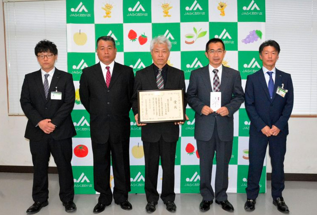 かんきつ部会役員らとJA営農指導員(左から宮田朗典職員、中島光秀副部会長、松﨑部会長、古賀浩輝副部会長、田中健史職員)