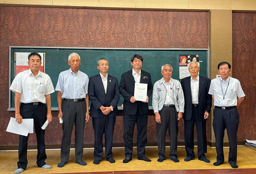 要請書を受け取った藤丸代議士(写真左から4番目)と野中組合長(同3番目)、住吉委員長(同2番目)