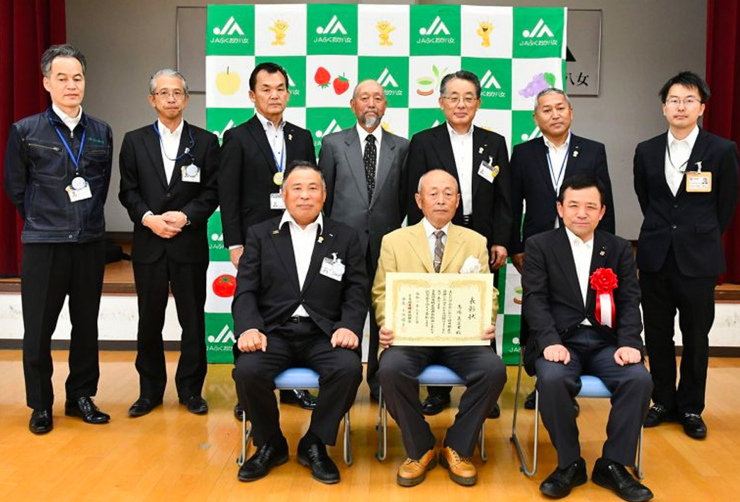 特用林産功労者表彰を受賞した馬場さん(写真下段左から2番目)と関係者ら