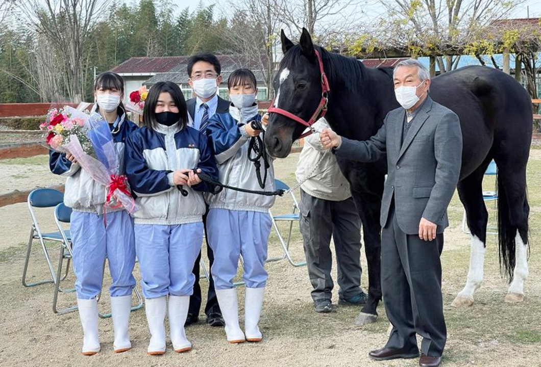 サラブレッド馬「リッカタキシード」