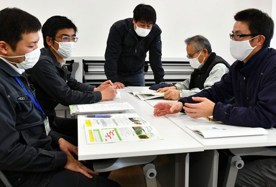 相談会で、生産者の相談に応じるJA職員ら