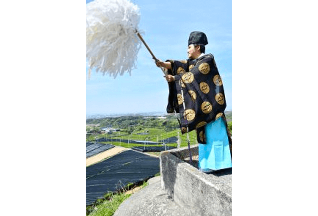 広大な茶園に向かって新茶の収穫を祈願する神職