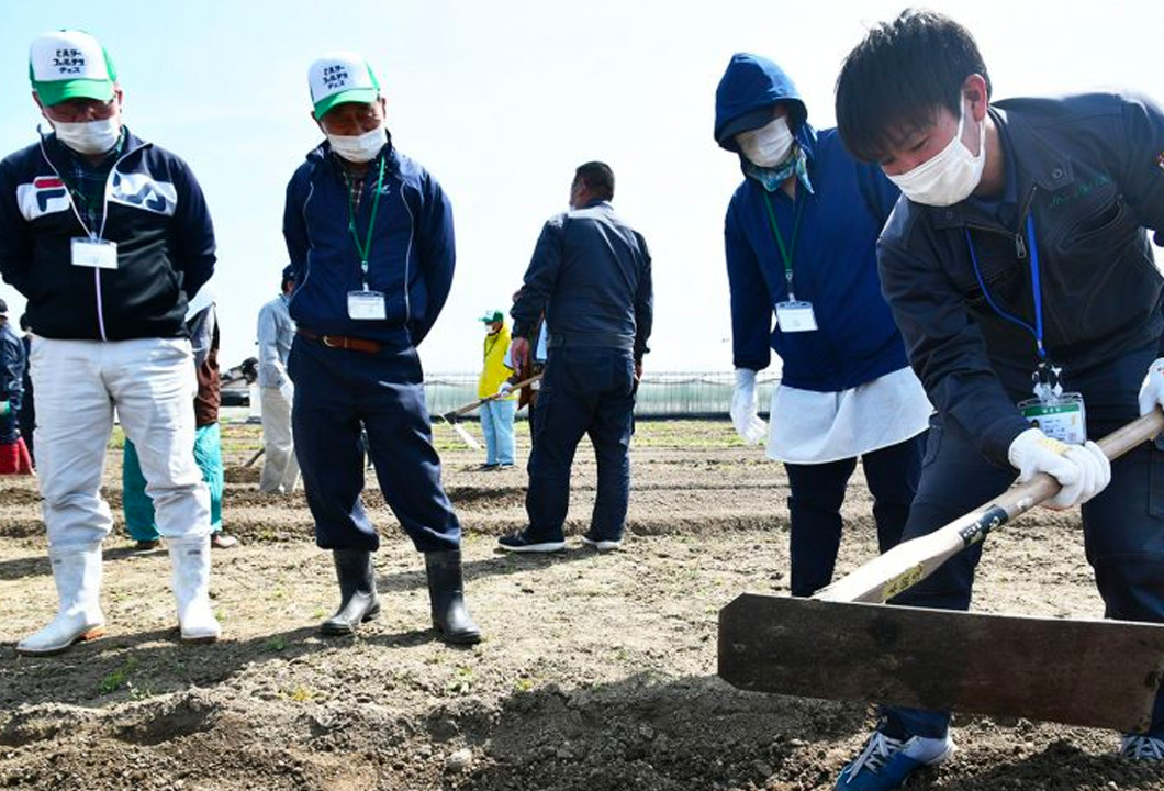 JA営農指導員(写真㊨)から畝立ての方法について学ぶ塾生たち