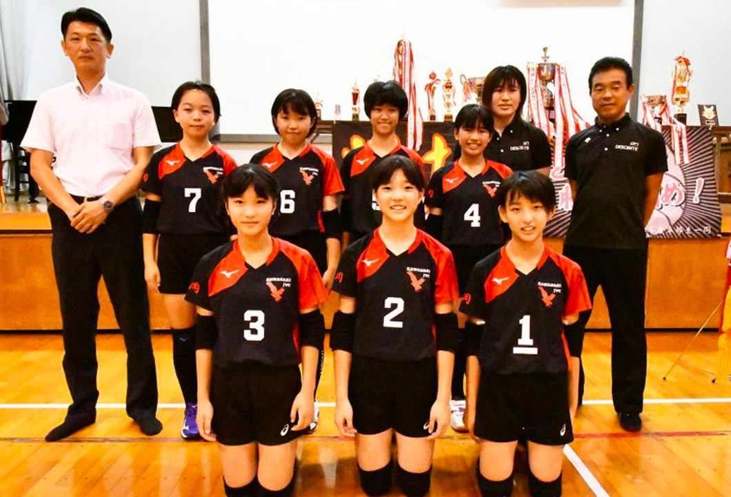 県大会で優勝に輝いた「川崎ジュニア」の選手とコーチ、監督たち