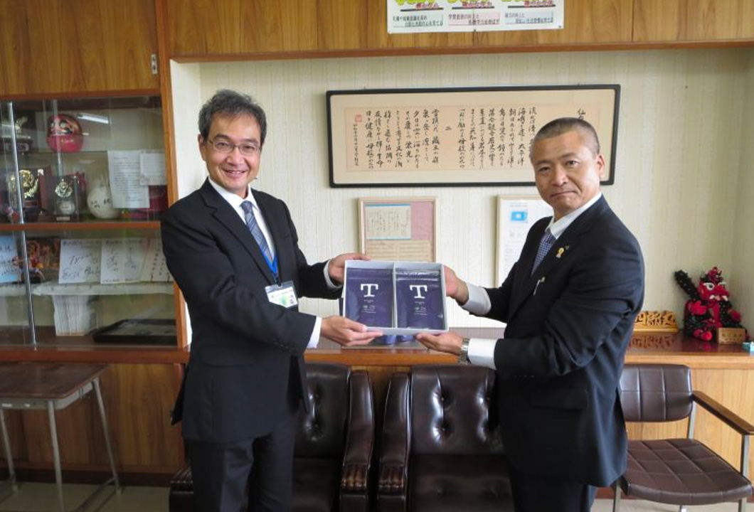 伏見校長や6年生児童へ八女茶を贈呈する野中組合長
