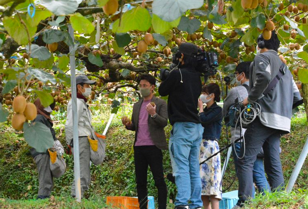 持丸副部会長の園地で行われた撮影