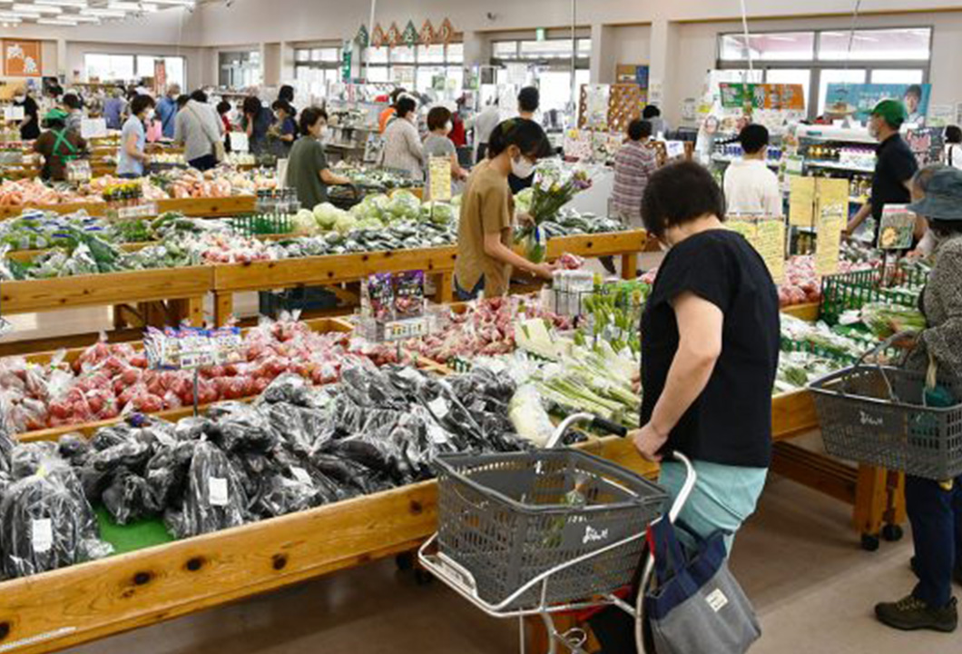 来店客でにぎわう「よらん野」店内